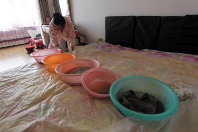 黄骅楼上漏水，住户失联，小区没物管，业主维权难！律师来支招……